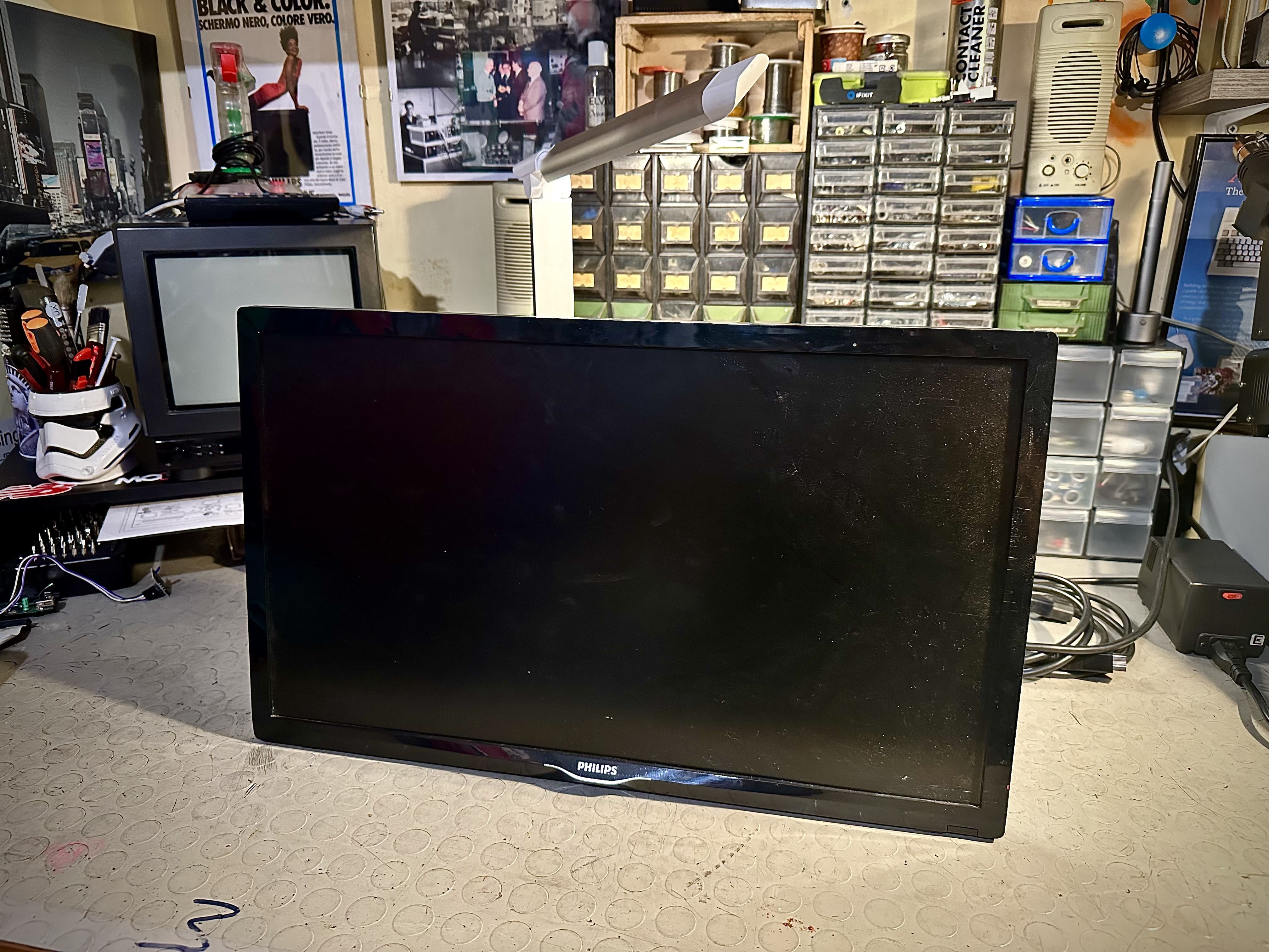Televisore Philips 22PFS4022 consegnato dal cliente per problemi di accensione e odore di bruciato